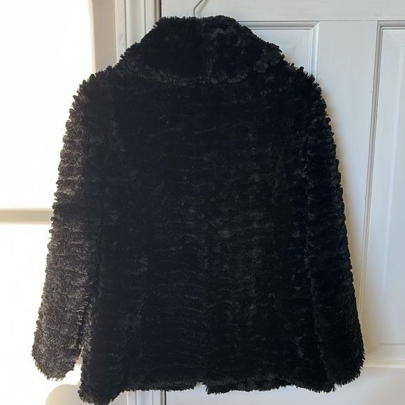 Patagonia girls black faux fur (2 button) coat. - Picture 4 of 5